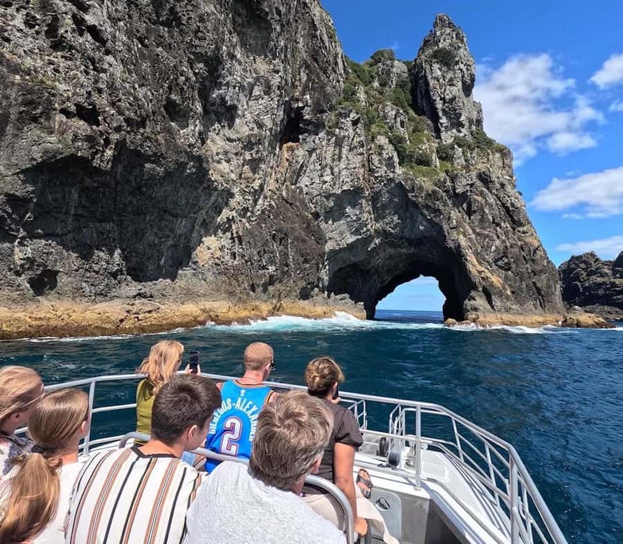 From Paihia: Scenic Cruise with Roberton Island Stopover - Roberton Island and the Twin Lagoons lookout