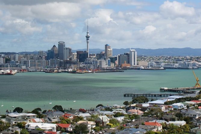 Hamilton Gardens & Hobbiton Exclusive Luxury Day Tour From Auckland - Lake Karapiro and the Waikato River photo stop