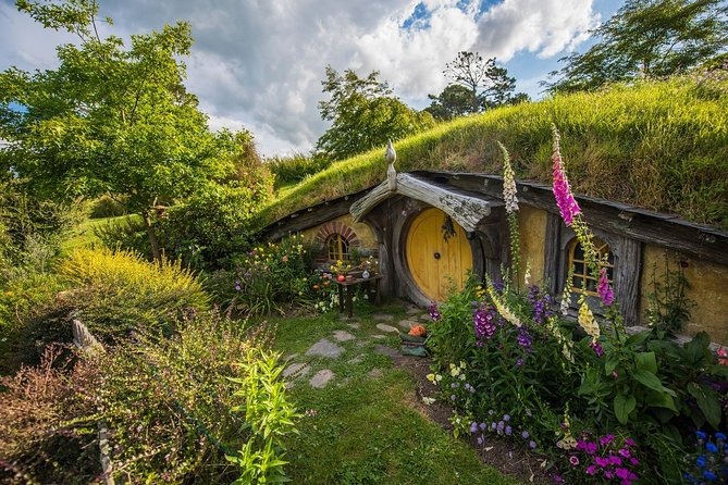 Hobbiton Movie Set Small Group Fully Guided Day Tour from Auckland - The Guides Shape the Day