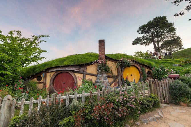 Hobbiton Movie Set& Te Puia Experience Private Tour From Auckland - Meeting the hobbits at Hobbiton