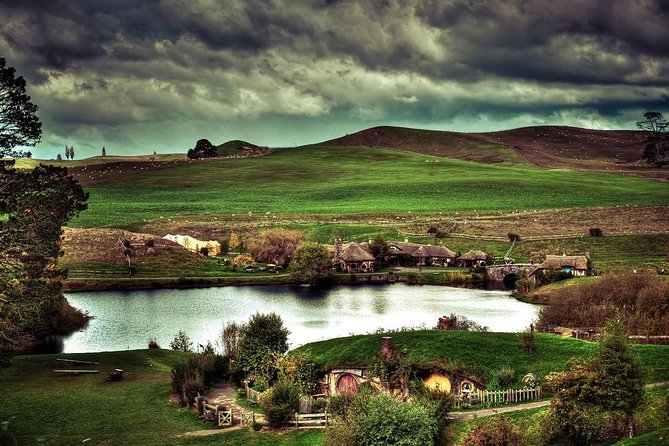 Hobbiton Movie Set tour & Glowworm Cave day tour - The three-hour return to Auckland