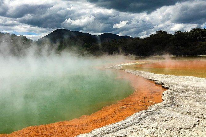 Hobbiton & Rotorua including Wai-O-Tapu - Small Group Tour from Auckland - Tirau and the short rural pause
