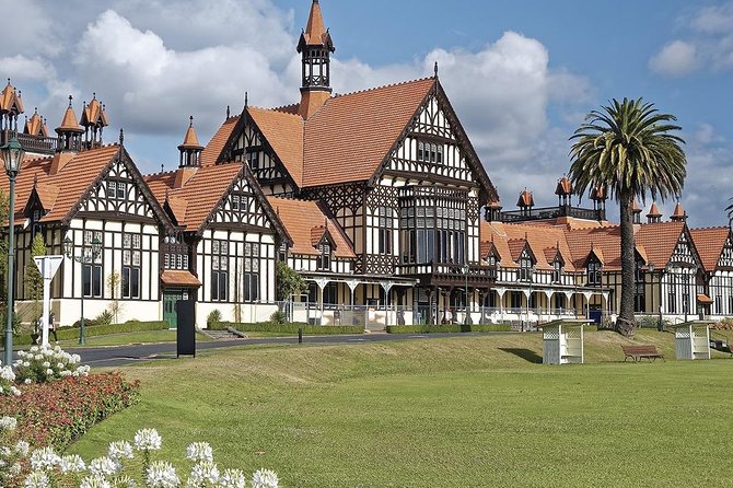 Hobbiton & Rotorua Small Group Day Tour inc Te Puia from Auckland - A brief guided look at Rotorua