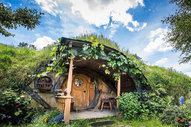 Hobbiton & Waitomo Caves Guided Day Trip from Auckland incl lunch - A light Kiwi lunch between the attractions