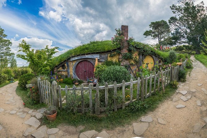 Hobbiton & Waitomo Caves Guided Day Trip from Auckland incl lunch - Waitomo Glowworm Caves: a quiet change of mood
