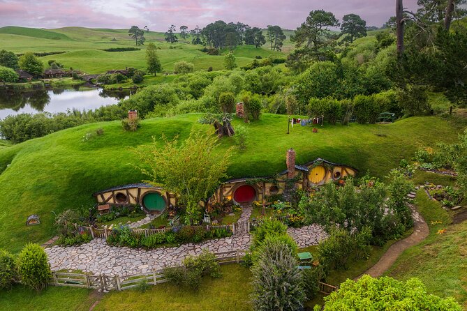 Hobbiton & Waitomo Caves Guided Tour from Auckland with Lunch - The 7:45 am departure from Auckland