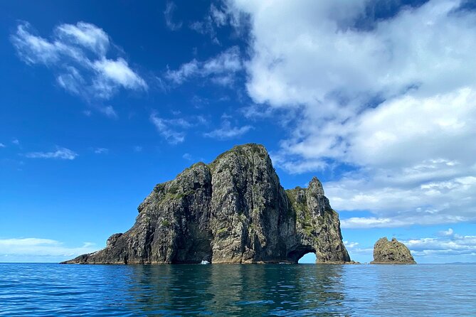 Hole in the Rock Cruise & Island Tour - with two island stopovers - The cruise among 144 islands