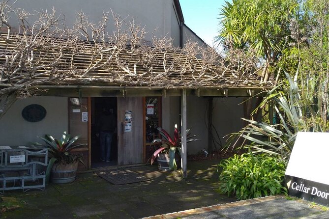 Kumeu Winery Boutique Tour with Gourmet Lunch from Auckland - Food, wine, and practical preparation