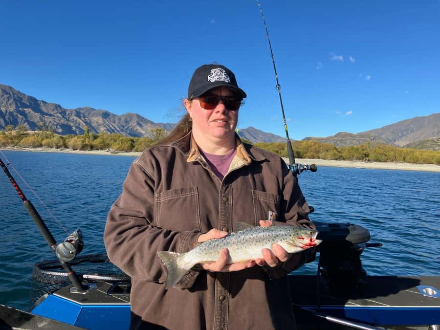Lake Hāwea: 3 Hour Fishing Adventure by Boat - Catching fish and taking it home