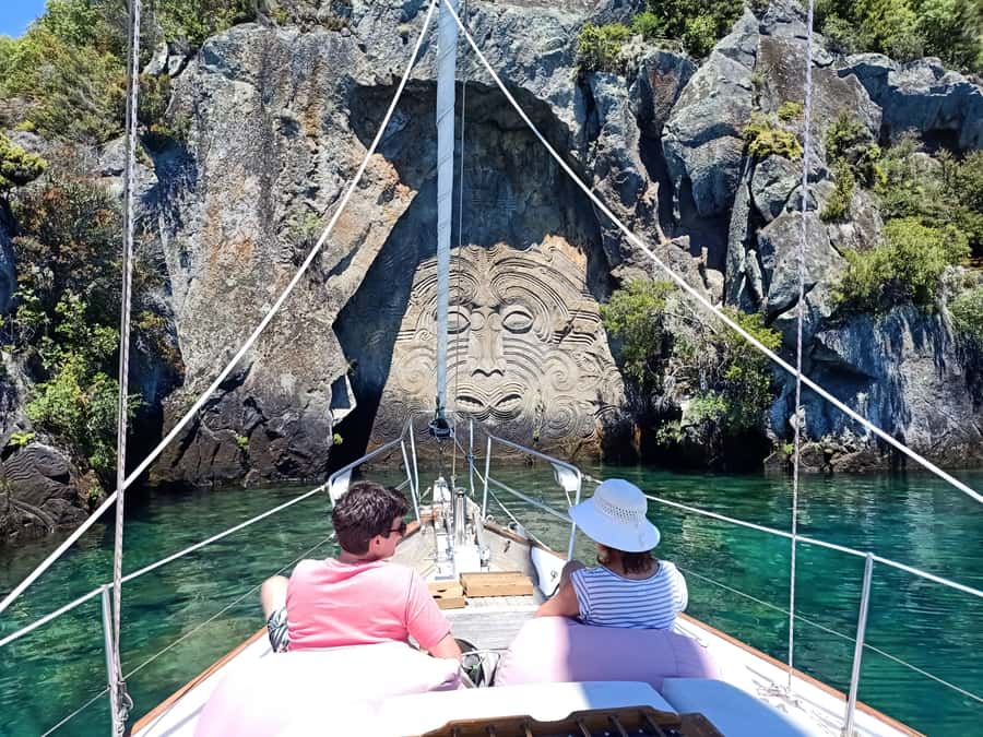 Lake Taupo: Classical Sailing to the Māori Rock Carvings - Drinks, blankets, and the return sail