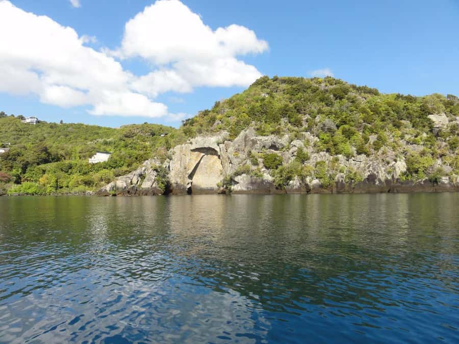 Lake Taupo: Maori Rock Carvings 10.30 AM 1.5-Hour Cruise - Commentary that makes the lake feel local