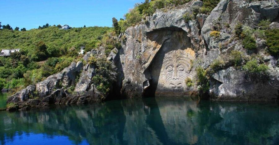 Lake Taupo: Maori Rock Carvings 10.30 AM 1.5-Hour Cruise - Tea, coffee, and the famous blueberry muffin
