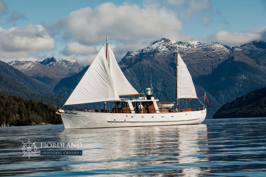 Lake Te Anau: 3-Hour Boat Cruise with Guided Walk - Starting at the Te Anau wharf