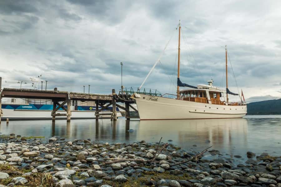 Lake Te Anau: 3-Hour Boat Cruise with Guided Walk - Canapés and drinks in a sheltered cove