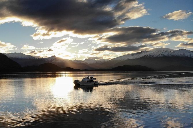 Lake Wanaka 1-Hour Cruise Including Wine and Cheese - The views: mountains, water, and the Lone Tree