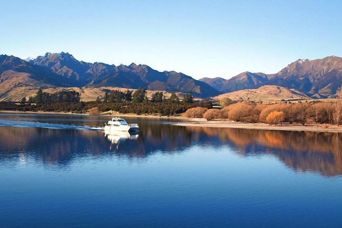 Lake Wanaka 1-Hour Cruise Including Wine and Cheese - The crew and the social feel