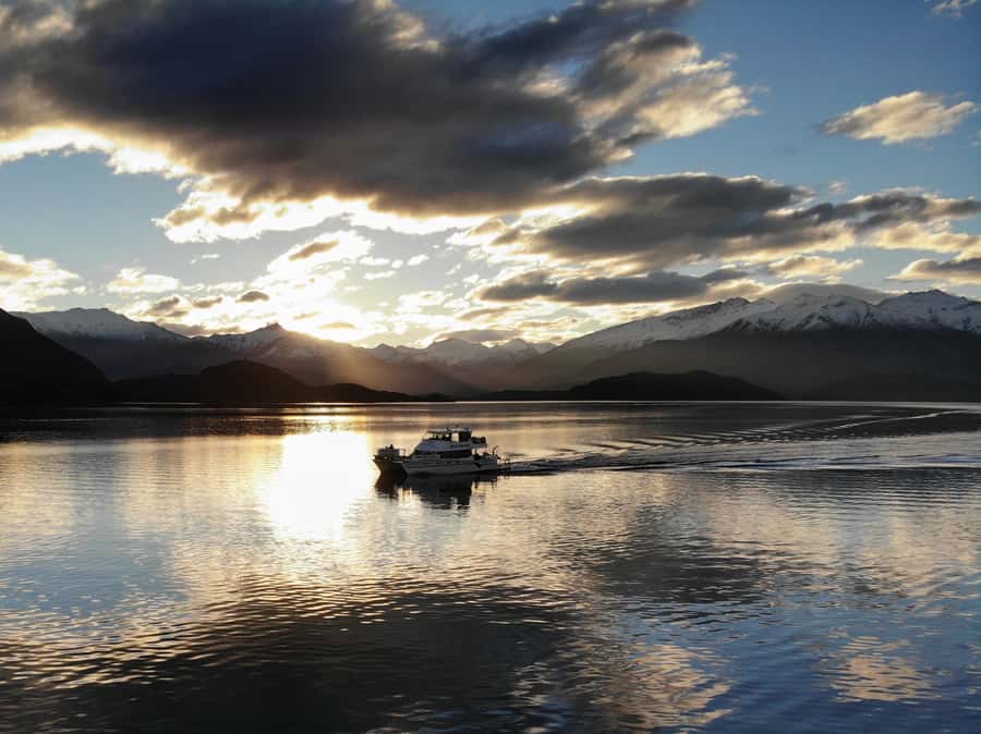 Lake Wanaka Happy Hour Cruise - A family-friendly hour on the lake