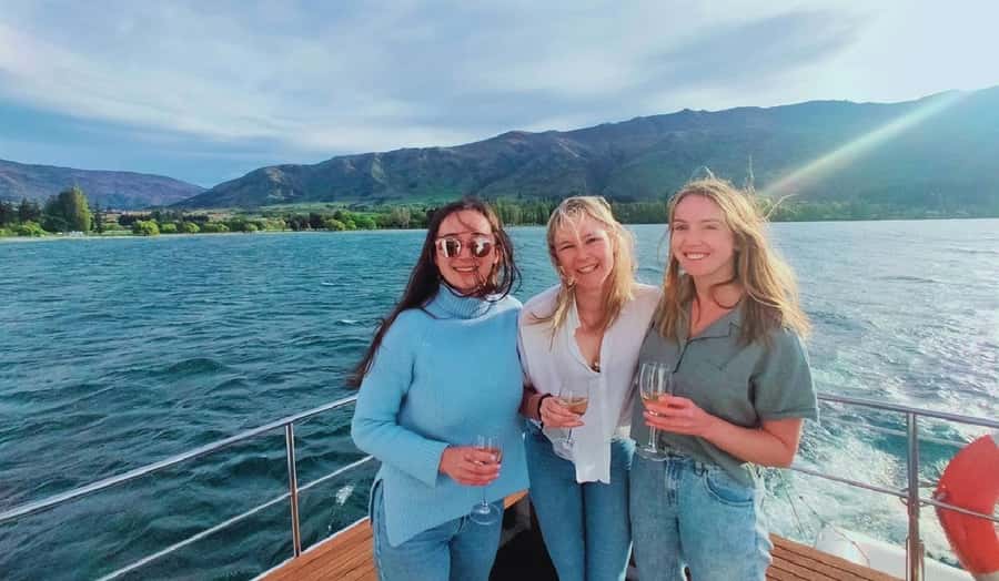 Lake Wanaka Happy Hour Cruise - The first minutes on Lake Wanaka