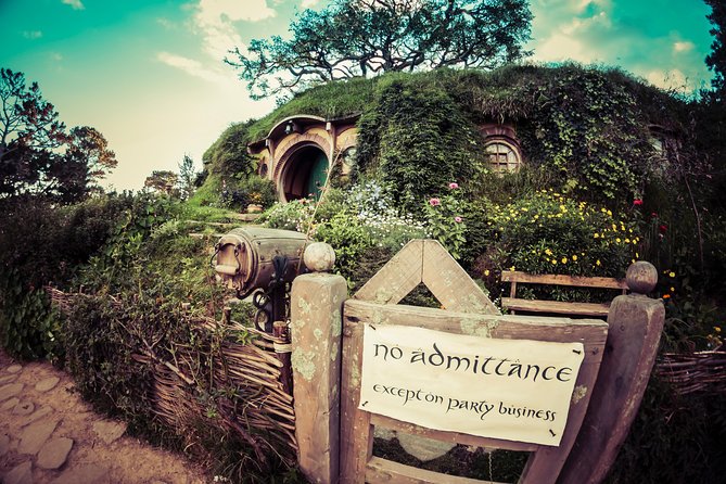 Luxury Small group tour from Auckland to Hobbiton Movie Set - The luxury vehicle can change the feel of the day