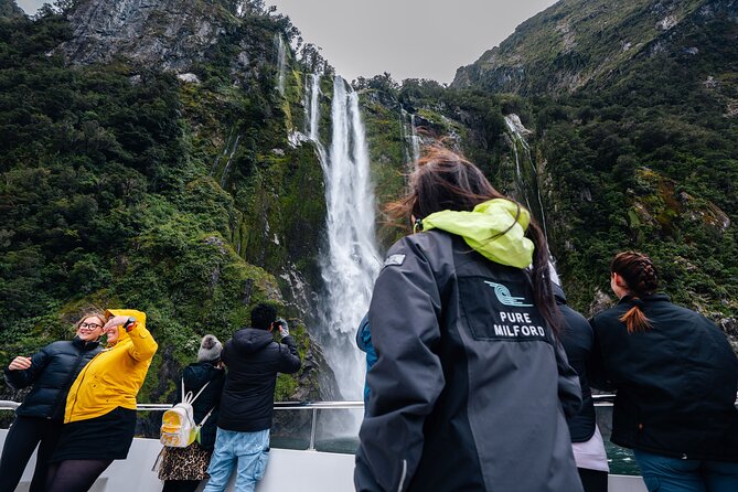 Milford Sound Coach and Cruise tour from Queenstown - Finding a good spot on a busy boat