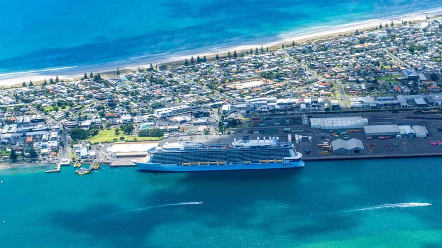 Mount Maunganui Scenic Flight: Departing Tauranga Airport - Ten minutes above Mauao, Mount Maunganui