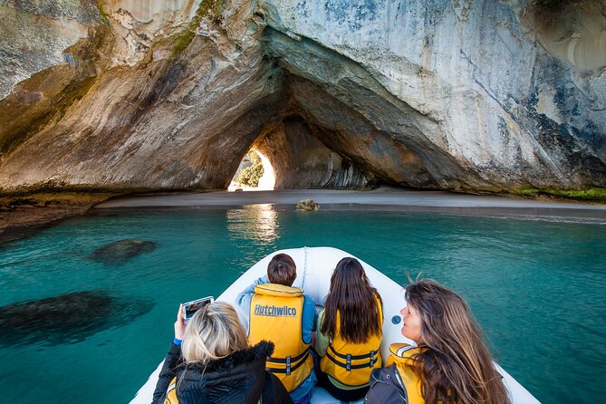 One Hour Cathedral Cove Boat Tour in Hahei - Why the small group changes the experience