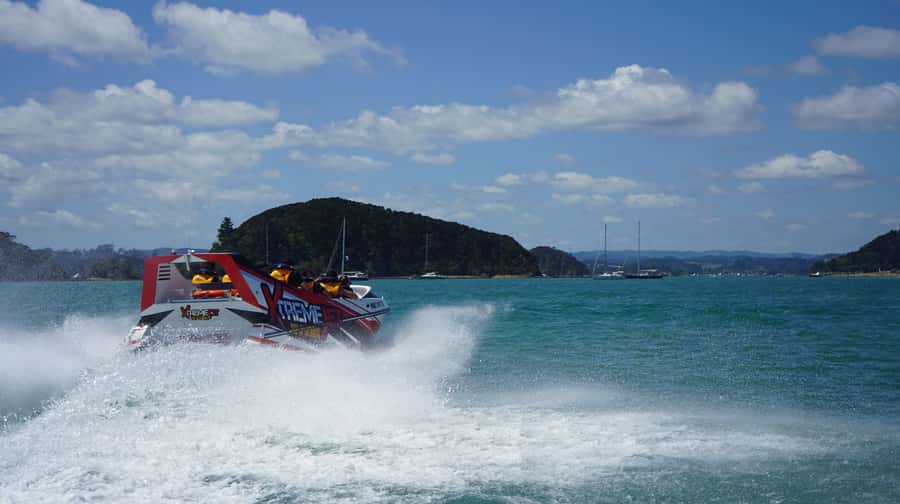 Paihia: Bay of Islands 30-minute Adventure Jet Boat Trip - Getting suited up before the spray starts
