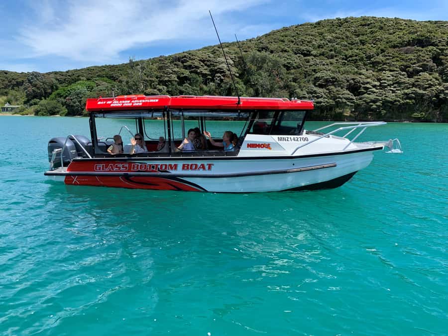 Paihia: Glass Bottom Boat Tour to the Hole in the Rock - Leaving Paihia Wharf for the outer bay