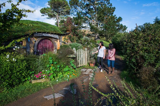 Private 2 Day Tour: Hobbiton, Waitomo, Rotorua Geothermal & Hamilton Gardens - Lake Rotorua: a short pause beside Mokoia Island