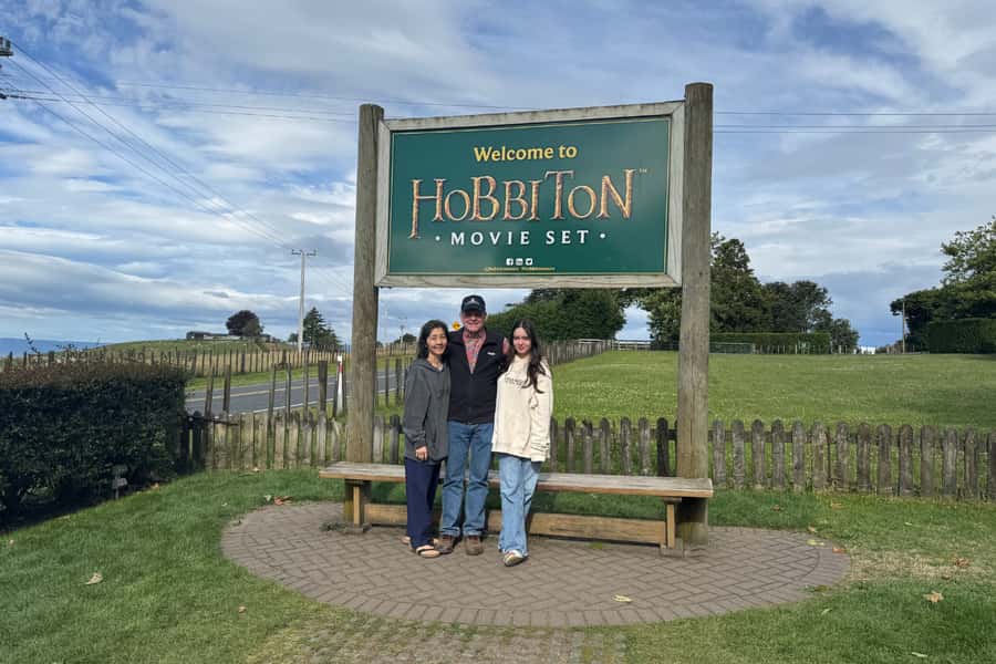 Private Day Tour: Waitomo Glowworms & Hobbiton Movie Set - What the private vehicle adds to a 12-hour day