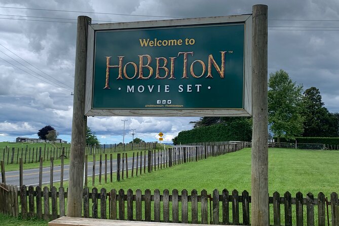Private Hobbiton and Rotorua Auckland Tour House - The long road from Auckland to Matamata