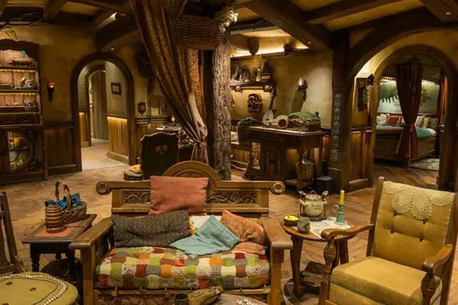 Private Hobbiton, Waitomo Caves, Blue Spring & Hamilton Transfer - Who gets the best value from this experience