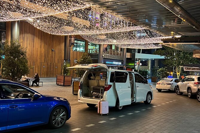Private Mini Van Transfer From Auckland Airport to Auckland City - Meeting your driver inside Auckland Airport