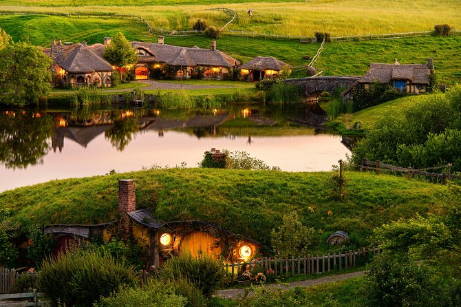 Private tour - Hobbiton Movie Set Evening Banquet Return from Auckland - Leaving Auckland in a Private Mercedes