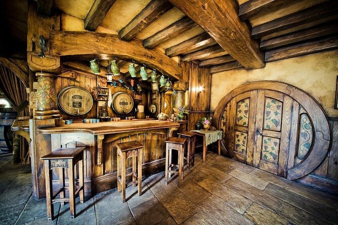 Private Tour: Ruakuri Cave, Waitomo Glowworm & Hobbiton Movie Set - Who should book this private experience?