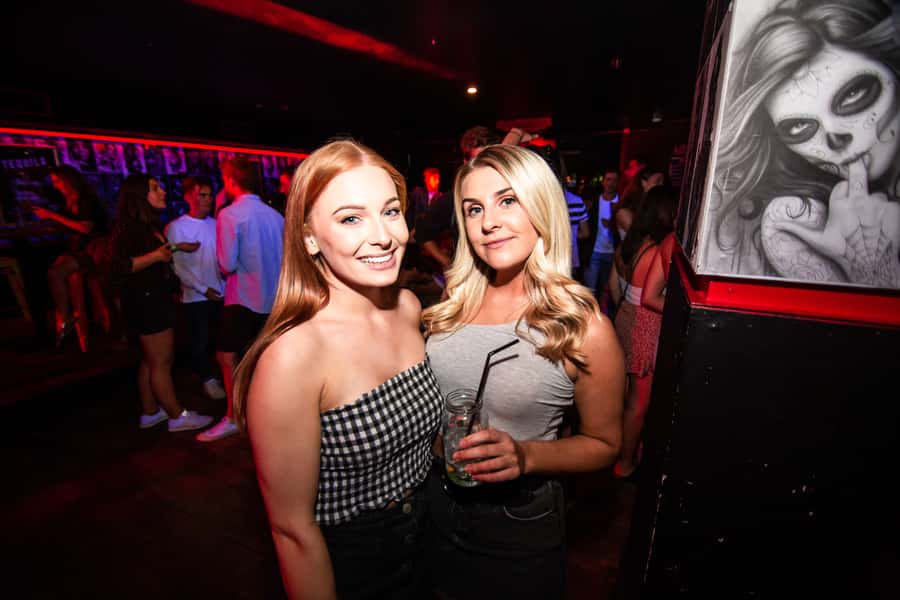 Queenstown: Bar Crawl with 5 Free Shots and Pizza - The key details before you book