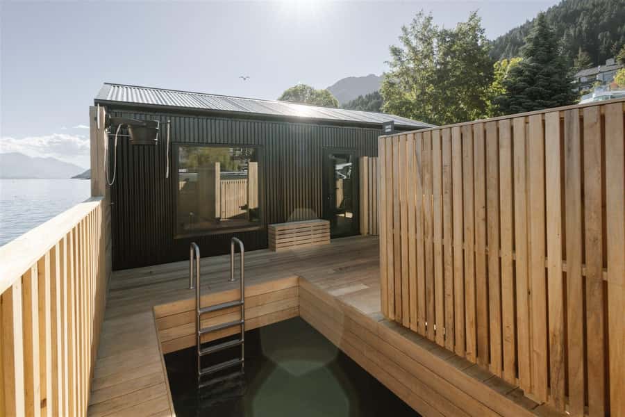 Queenstown: Floating Sauna Experience on Lake Whakatipu - The floating sauna and the first warm-up