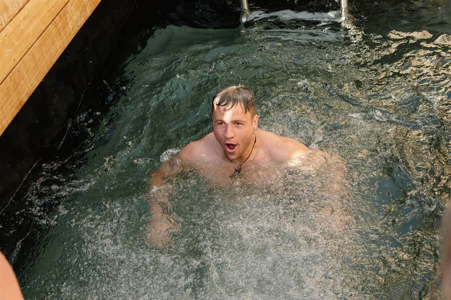 Queenstown: Floating Sauna Experience on Lake Whakatipu - Cold plunges in Lake Whakatipu
