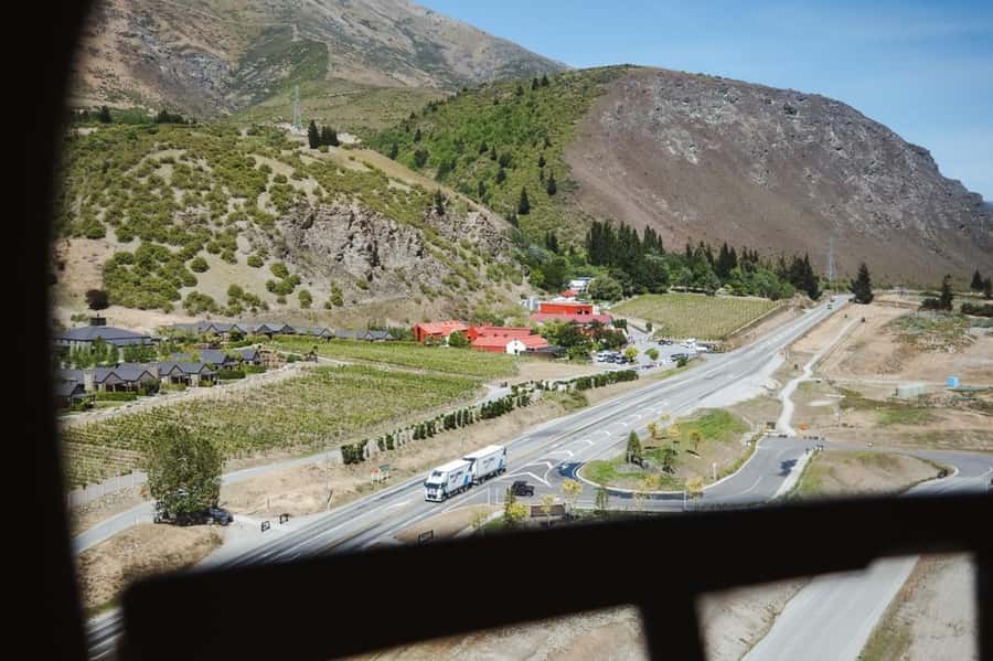 Queenstown: Helicopter & Wine Tasting Tour - What the guide adds to the day