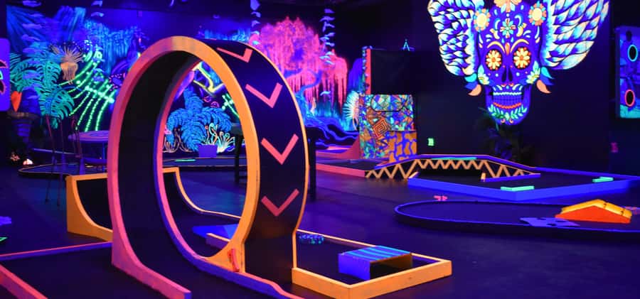 Queenstown: Indoor Putt 'n' Glow Mini Golf - Glow effects and Queenstown artwork
