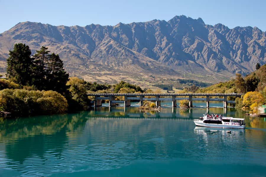 Queenstown: Lake Wakatipu Scenic Cruise - Drinks, hot chocolate, and the small comforts