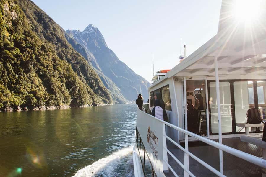 Queenstown: Milford Sound Flight and Cruise - The 1-hour-45-minute cruise through Milford Sound