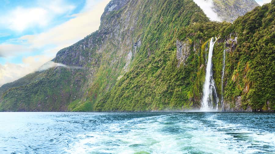 Queenstown: Milford Sound Small-Group Tour w Cruise & Lunch - Homer Tunnel is the dramatic gateway to Milford Sound