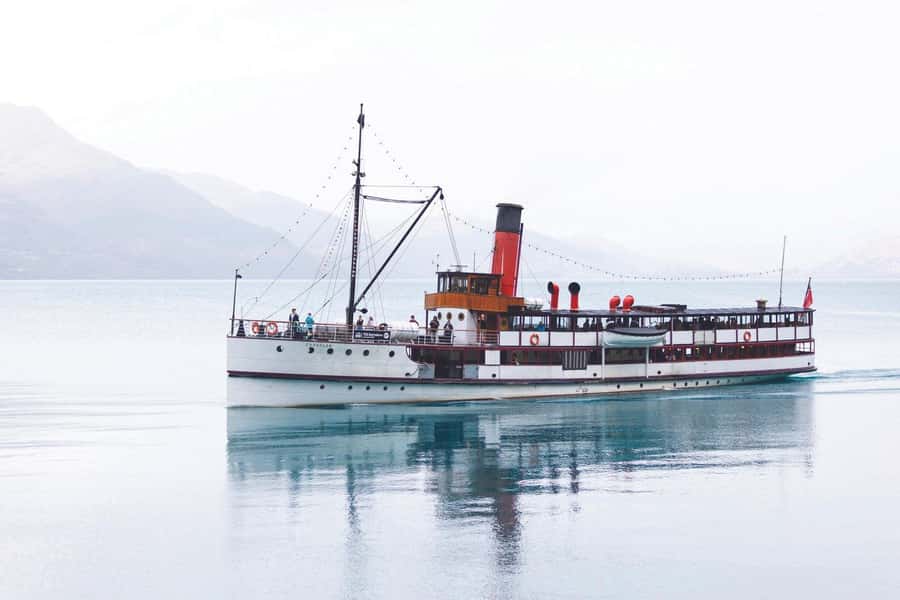Queenstown: Queenstown Lake Cruise and Walter Peak Farm Tour - Leaving Queenstown on Lake Whakatipu