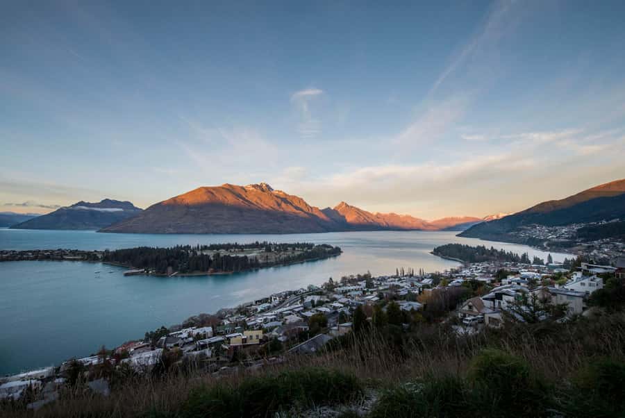 Queenstown: Scenic Highlights, Tour with Wine & Lake Cruise - Starting above Queenstown with a wide view