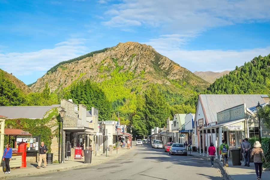 Queenstown: Scenic Highlights, Tour with Wine & Lake Cruise - Wine tasting and shared cheese at a Gibbston cellar door