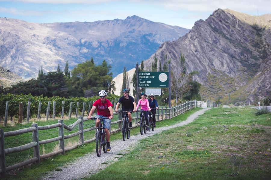 Queenstown: Self-Guided Gibbston Valley Wineries Bike Tour - The first kilometres along the Arrow and Kawarau rivers