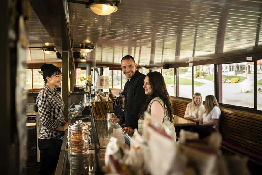 Queenstown: TSS Earnslaw Cruise of Lake Whakatipu - Commentary, music, and the wheelhouse