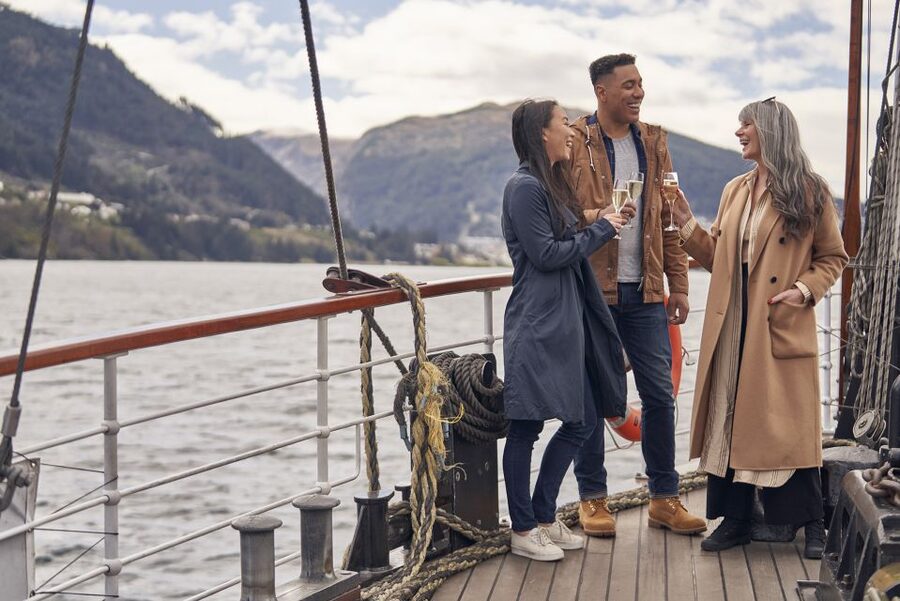 Queenstown: TSS Earnslaw Cruise of Lake Whakatipu - Coffee, snacks, and the right time to sit