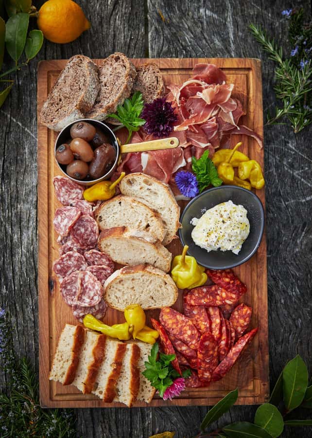 Queenstown: Walter Peak Gourmet BBQ & Lake Whakatipu Cruise - A working-farm show with sheepdogs and shearing